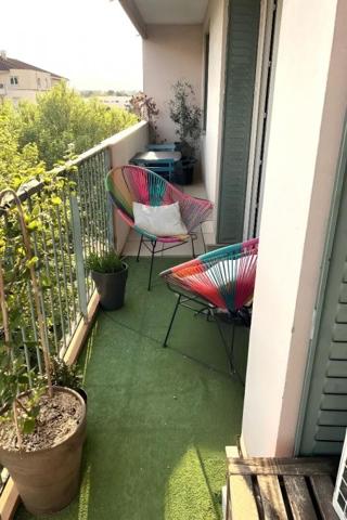 Tassin La Demi Lune, appartement dernier étage. 3 pièces 65m2 avec 2 balcons, cave et  garage