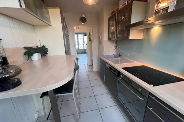 Tassin La Demi Lune, appartement dernier étage. 3 pièces 65m2 avec 2 balcons, cave et  garage