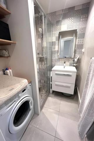 Tassin La Demi Lune, appartement dernier étage. 3 pièces 65m2 avec 2 balcons, cave et  garage