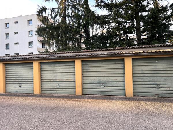 Tassin La Demi Lune, appartement dernier étage. 3 pièces 65m2 avec 2 balcons, cave et  garage