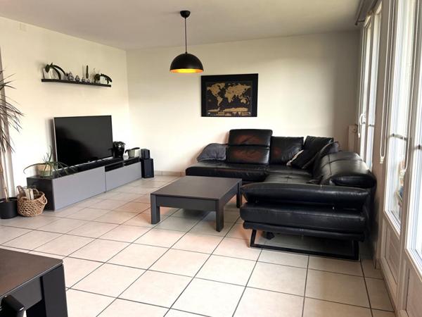 Tassin La Demi Lune, appartement dernier étage. 3 pièces 65m2 avec 2 balcons, cave et  garage