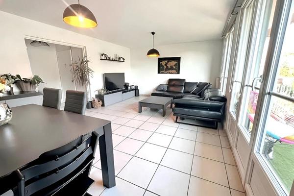 Tassin La Demi Lune, appartement dernier étage. 3 pièces 65m2 avec 2 balcons, cave et  garage