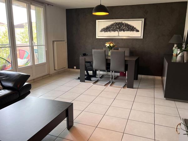 Tassin La Demi Lune, appartement dernier étage. 3 pièces 65m2 avec 2 balcons, cave et  garage