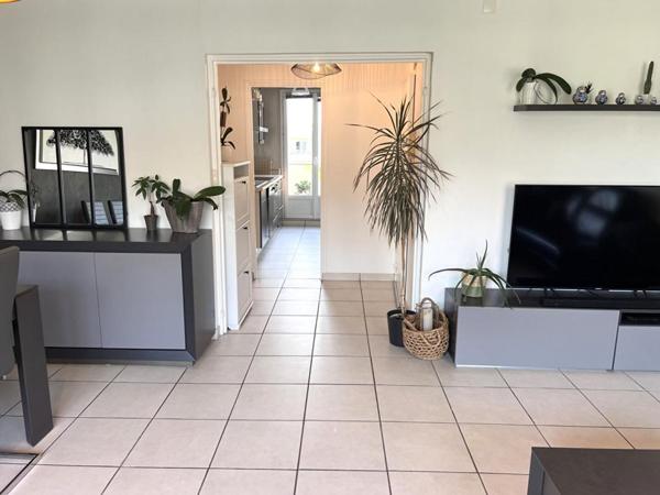 Tassin La Demi Lune, appartement dernier étage. 3 pièces 65m2 avec 2 balcons, cave et  garage