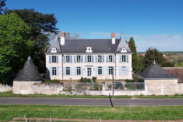 Château restauré avec ses gîtes à 2h30 de Paris entre Touraine et Sologne