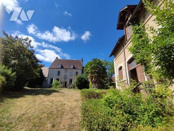 Maison de caractère en centre ville élevée sur deux caves voutées. Grande entrée, deux belles p...