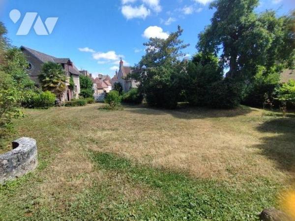 Maison de caractère en centre ville élevée sur deux caves voutées. Grande entrée, deux belles p...
