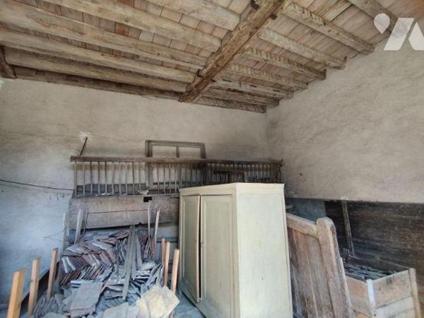 Maison de caractère en centre ville élevée sur deux caves voutées. Grande entrée, deux belles p...