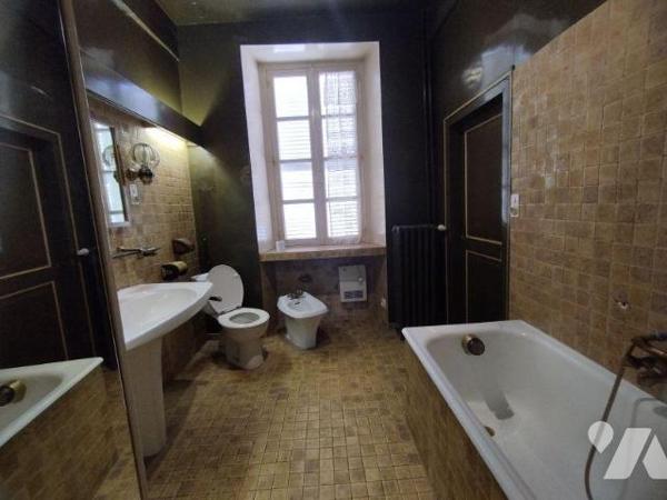 Maison de caractère en centre ville élevée sur deux caves voutées. Grande entrée, deux belles p...