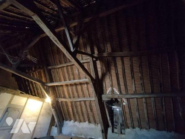 Maison de caractère en centre ville élevée sur deux caves voutées. Grande entrée, deux belles p...