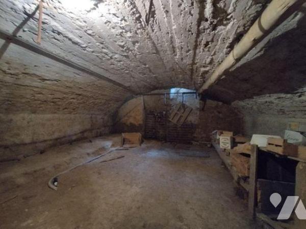 Maison de caractère en centre ville élevée sur deux caves voutées. Grande entrée, deux belles p...