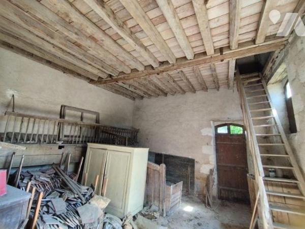 Maison de caractère en centre ville élevée sur deux caves voutées. Grande entrée, deux belles p...