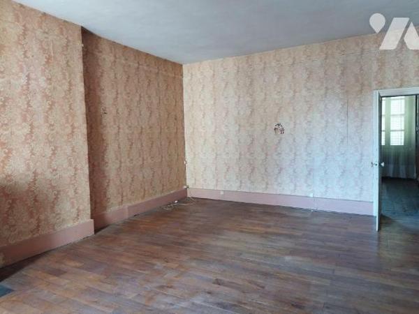 Maison de caractère en centre ville élevée sur deux caves voutées. Grande entrée, deux belles p...