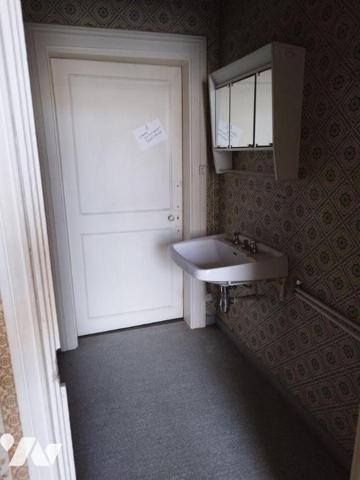 Maison de caractère en centre ville élevée sur deux caves voutées. Grande entrée, deux belles p...