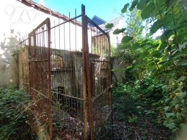 Maison de caractère en centre ville élevée sur deux caves voutées. Grande entrée, deux belles p...