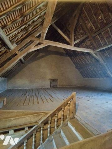 Maison de caractère en centre ville élevée sur deux caves voutées. Grande entrée, deux belles p...