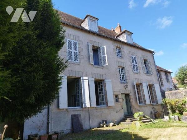 Maison de caractère en centre ville élevée sur deux caves voutées. Grande entrée, deux belles p...
