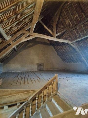 Maison de caractère en centre ville élevée sur deux caves voutées. Grande entrée, deux belles p...