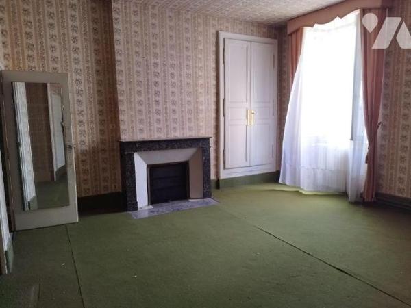 Maison de caractère en centre ville élevée sur deux caves voutées. Grande entrée, deux belles p...