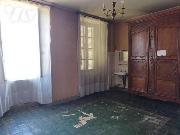 Maison de caractère en centre ville élevée sur deux caves voutées. Grande entrée, deux belles p...