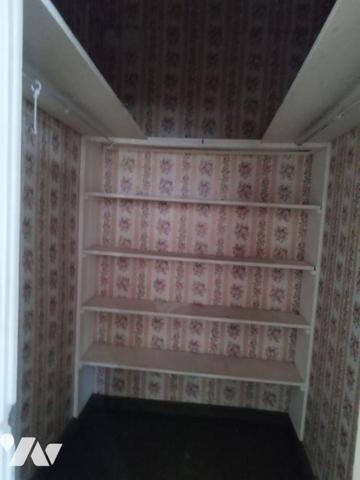 Maison de caractère en centre ville élevée sur deux caves voutées. Grande entrée, deux belles p...