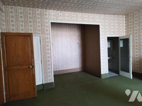 Maison de caractère en centre ville élevée sur deux caves voutées. Grande entrée, deux belles p...