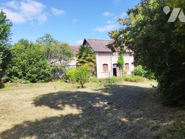Maison de caractère en centre ville élevée sur deux caves voutées. Grande entrée, deux belles p...