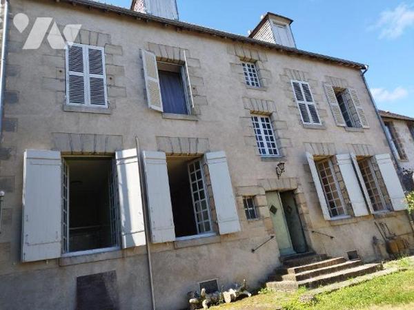 Maison de caractère en centre ville élevée sur deux caves voutées. Grande entrée, deux belles p...