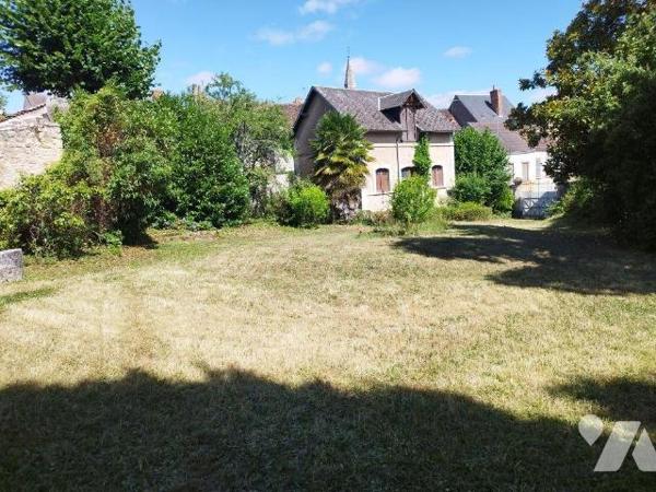 Maison de caractère en centre ville élevée sur deux caves voutées. Grande entrée, deux belles p...