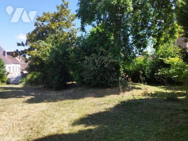 Maison de caractère en centre ville élevée sur deux caves voutées. Grande entrée, deux belles p...