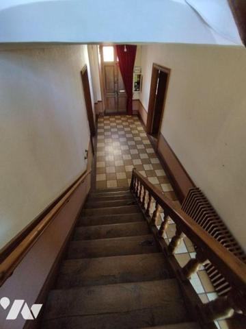 Maison de caractère en centre ville élevée sur deux caves voutées. Grande entrée, deux belles p...