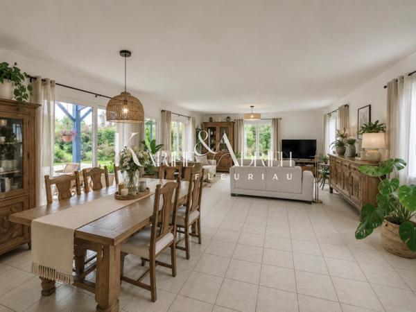 Villa avec vie de plain-pied, jardin et double garage