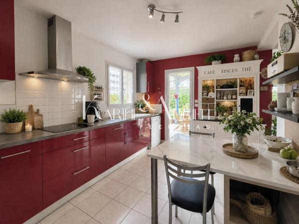 Villa avec vie de plain-pied, jardin et double garage