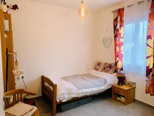 Villa T4 de plain-pied avec piscine et jardin