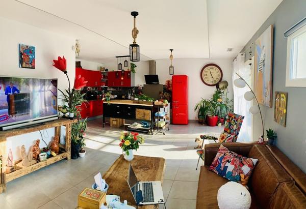 Villa T4 de plain-pied avec piscine et jardin