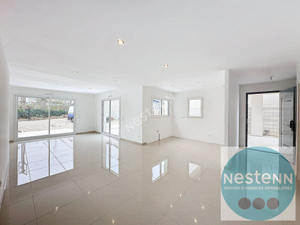 Vivez le confort à Blois ! Maison contemporaine neuve de 113 m² avec 3 chambres, séjour lumineux, cuisine ouverte, 2 terrasses, garage et parking. Proche commerces et écoles. À saisir !