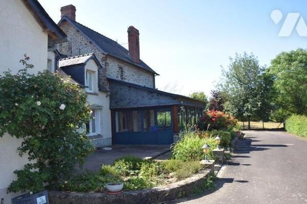 AMBRIERES LES VALLEES- En sortie de bourg, bordure de voie verte axe CEAUCE, propriété sur près...