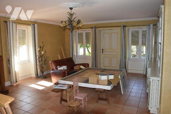 AMBRIERES LES VALLEES- En sortie de bourg, bordure de voie verte axe CEAUCE, propriété sur près...