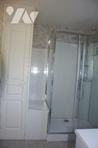 AMBRIERES LES VALLEES- En sortie de bourg, bordure de voie verte axe CEAUCE, propriété sur près...