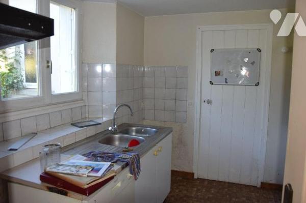 AMBRIERES LES VALLEES- En sortie de bourg, bordure de voie verte axe CEAUCE, propriété sur près...