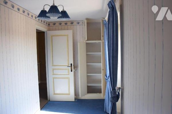 AMBRIERES LES VALLEES- En sortie de bourg, bordure de voie verte axe CEAUCE, propriété sur près...