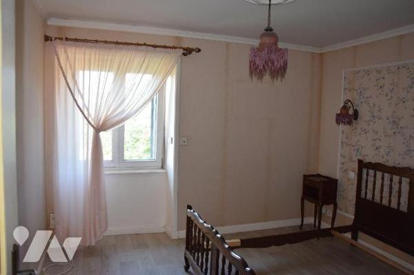 AMBRIERES LES VALLEES- En sortie de bourg, bordure de voie verte axe CEAUCE, propriété sur près...