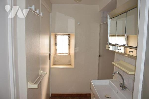 AMBRIERES LES VALLEES- En sortie de bourg, bordure de voie verte axe CEAUCE, propriété sur près...