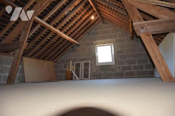 AMBRIERES LES VALLEES- En sortie de bourg, bordure de voie verte axe CEAUCE, propriété sur près...