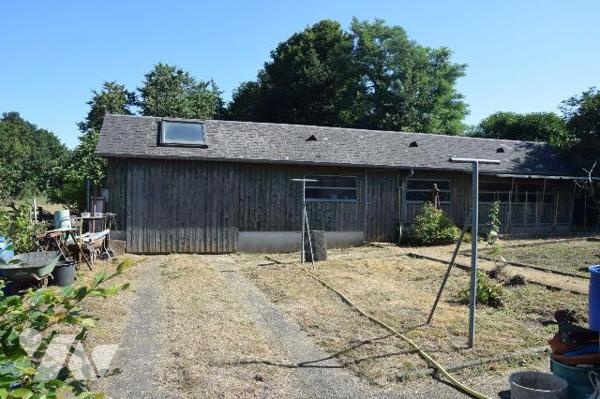 AMBRIERES LES VALLEES- En sortie de bourg, bordure de voie verte axe CEAUCE, propriété sur près...