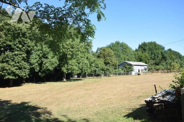 AMBRIERES LES VALLEES- En sortie de bourg, bordure de voie verte axe CEAUCE, propriété sur près...