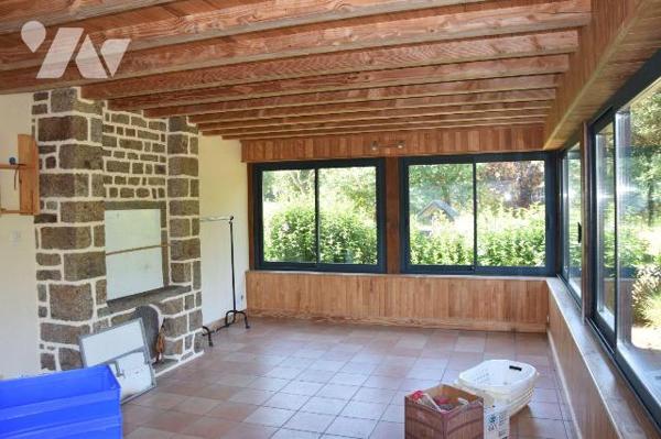 AMBRIERES LES VALLEES- En sortie de bourg, bordure de voie verte axe CEAUCE, propriété sur près...