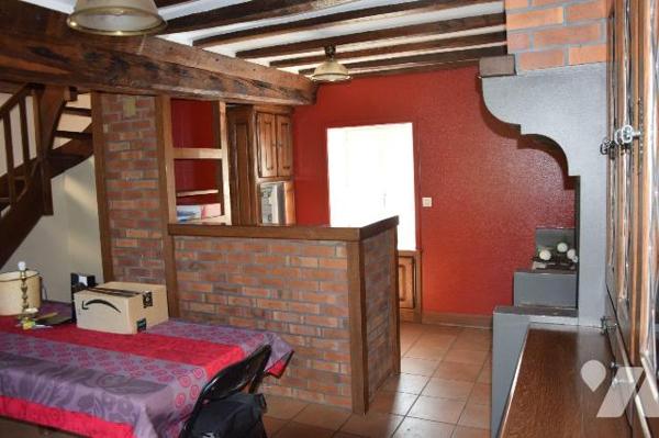 AMBRIERES LES VALLEES- En sortie de bourg, bordure de voie verte axe CEAUCE, propriété sur près...