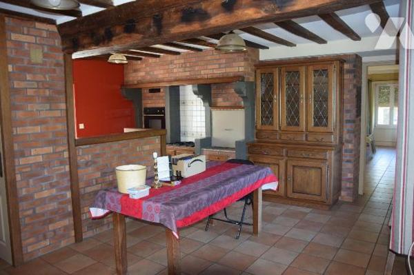 AMBRIERES LES VALLEES- En sortie de bourg, bordure de voie verte axe CEAUCE, propriété sur près...