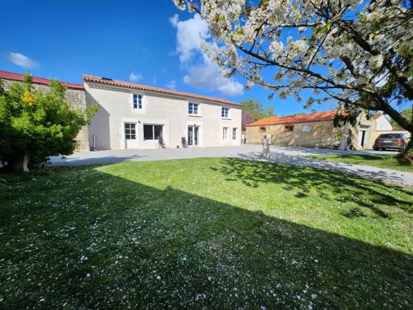 Sainte-Gemme-la-Plaine (85400) Maison rénovée en pierre avec grange et local indépendant